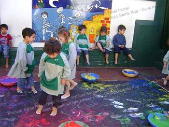 sala de 3 pintando con los pies